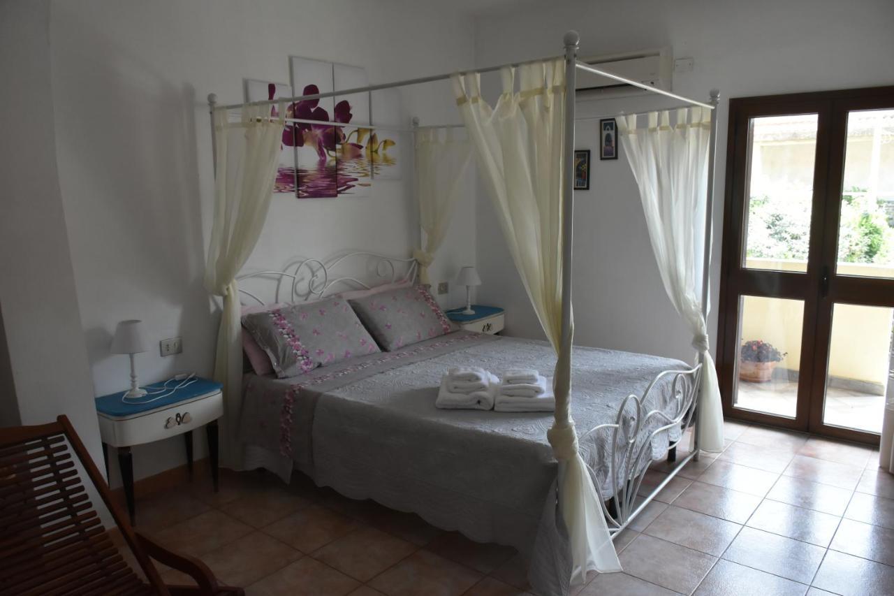 Bed And Breakfast Le Petunie Bari Sardo Exteriör bild