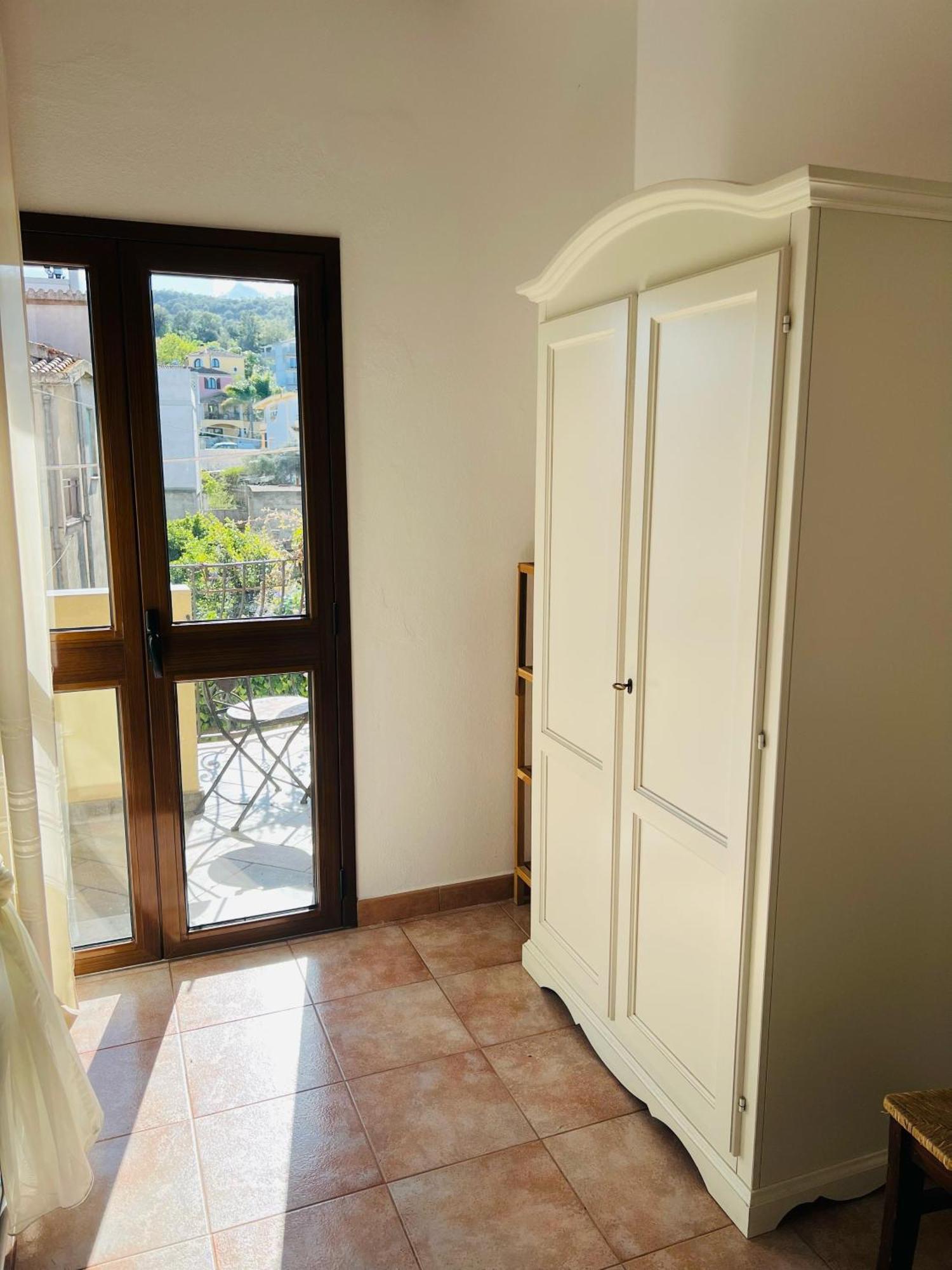 Bed And Breakfast Le Petunie Bari Sardo Exteriör bild